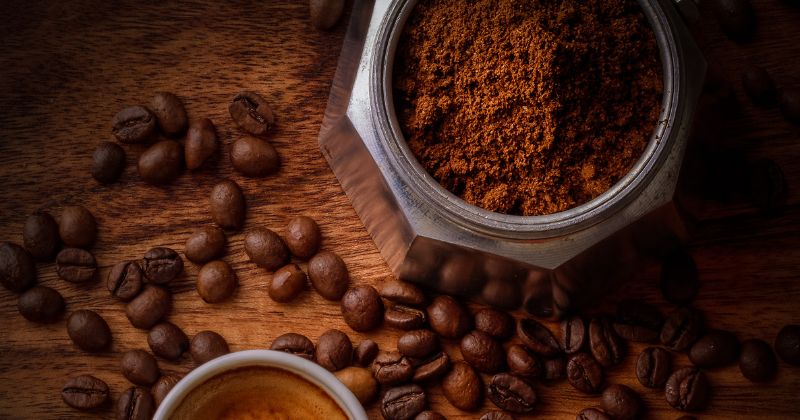 Mẹ sau sinh không nên uống quá 300mg cà phê mỗi ngày. (Ảnh: Sưu tầm Internet)