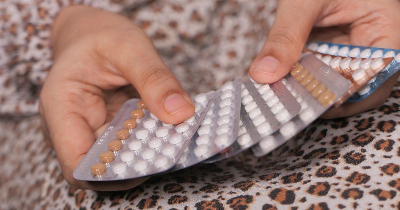 Đang cho con bú không nên uống thuốc tránh thai tổng hợp (Ảnh: Sưu tầm Internet)