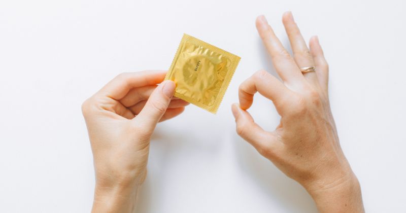 Sử dụng bao cao su có tác dụng tránh thai lên tới 98%. (Ảnh: Sưu tầm Internet)