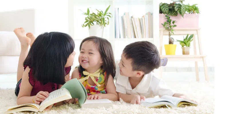 Khi trẻ ở nh&agrave;, ba mẹ vẫn ho&agrave;n to&agrave;n tạo được m&ocirc;i trường để con ph&aacute;t triển (Ảnh: Sưu tầm internet)