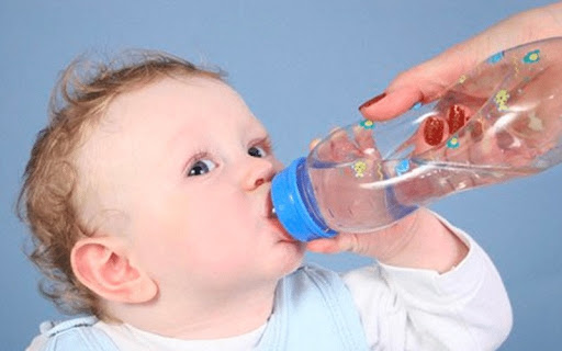  Uống nước nhiều để vùng da bị bỏng không bị khô, mất nhiều thời gian chữa lành vết thương hơn (Ảnh: sưu tầm internet)