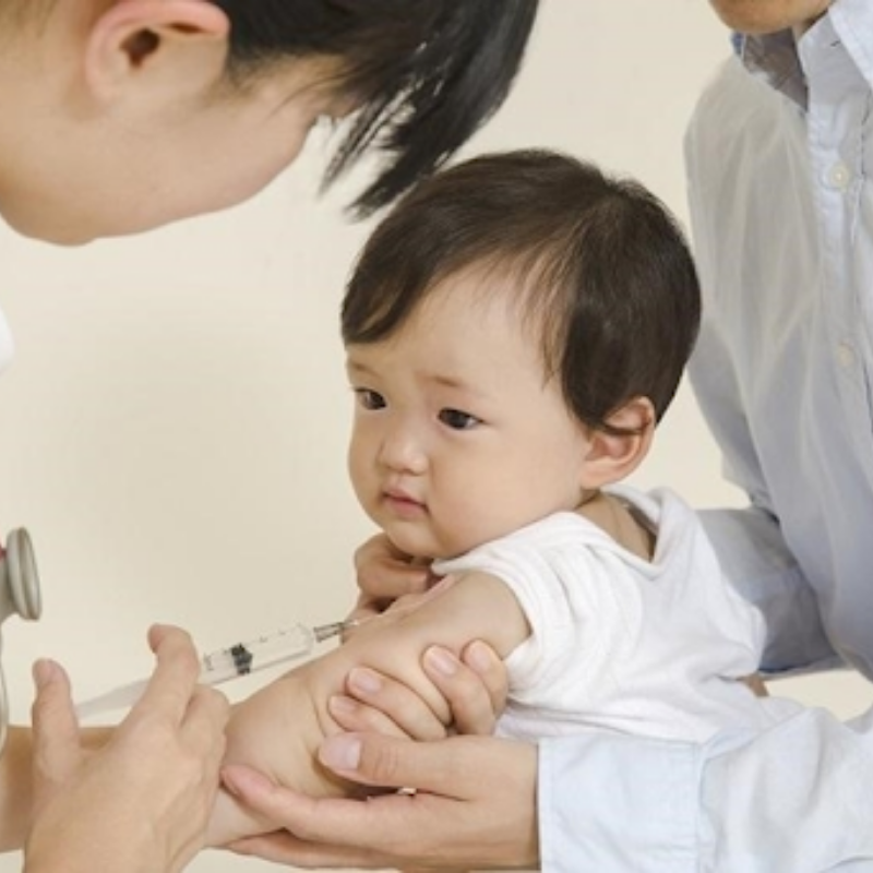 Nên cho trẻ tiêm phòng định kỳ, đầy đủ để bảo vệ sức khỏe (Ảnh: Careplus)