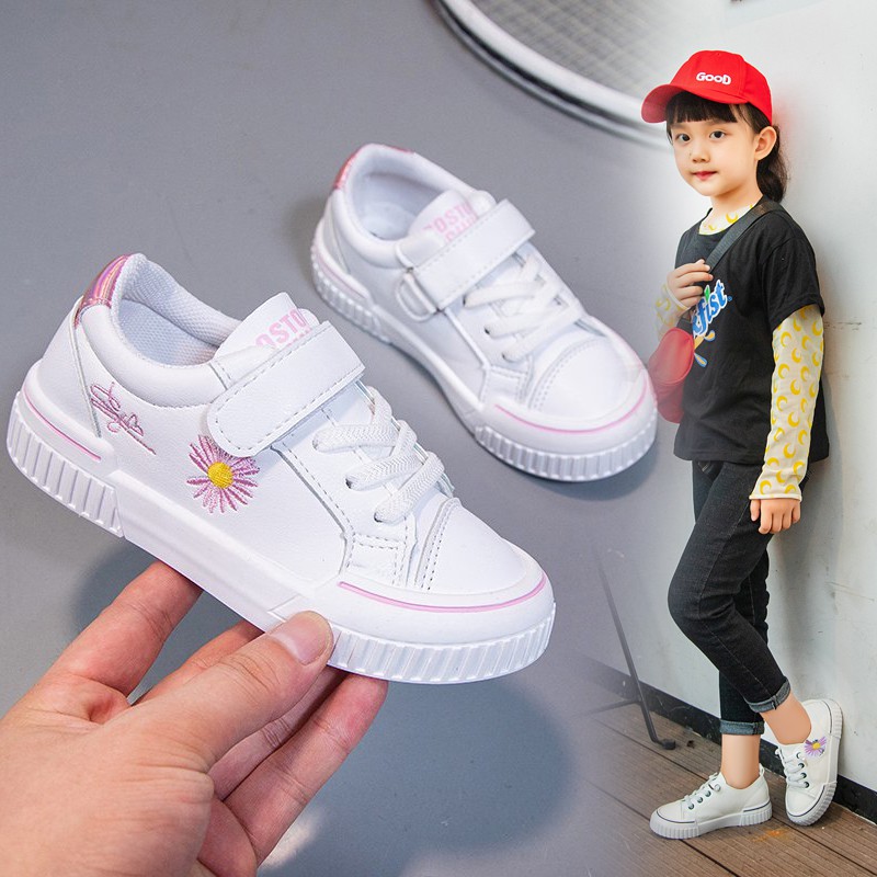 Ba mẹ dựa vào kích thước chân của con để chọn size giày phù hợp. (Ảnh: Sưu tầm internet)