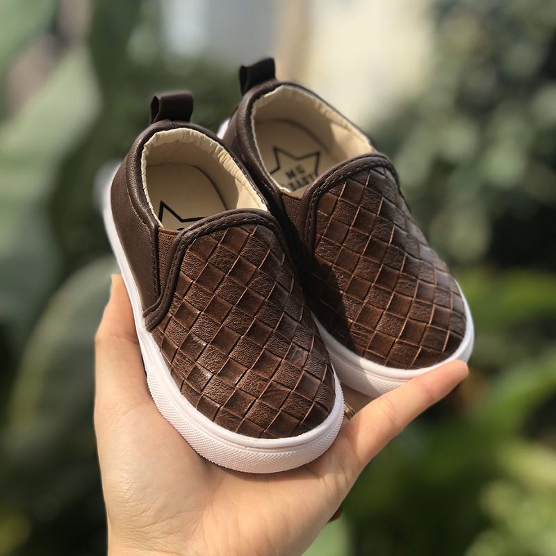 Dựa vào sở thích của từng bé trai để chọn giày phù hợp. (Ảnh: Sưu tầm internet)