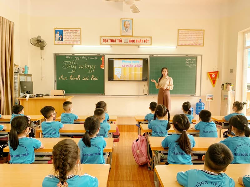 Chọn trường lớp 1 phù hợp cho con là nền tảng quan trọng để trẻ phát triển tốt. (Ảnh: Internet)