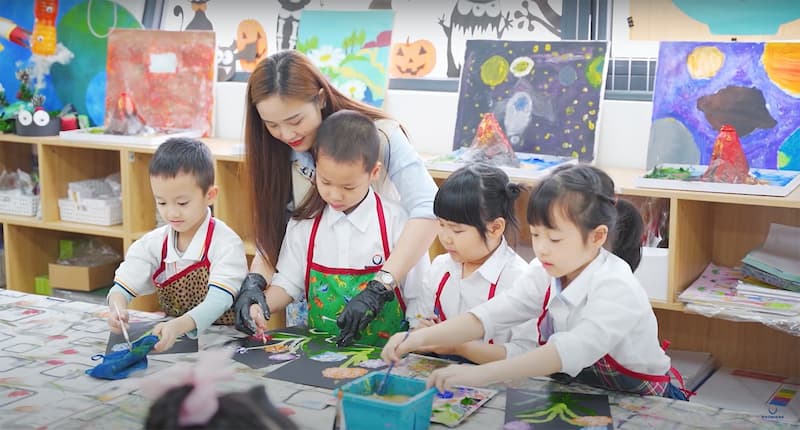 Hoạt động ngoại khóa phong phú khoa học giúp con phát triển toàn diện. (Ảnh: Internet)