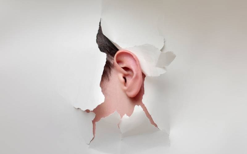 Tiếng ồn quá lớn không tốt cho thính giác. (Ảnh: Canva.com)