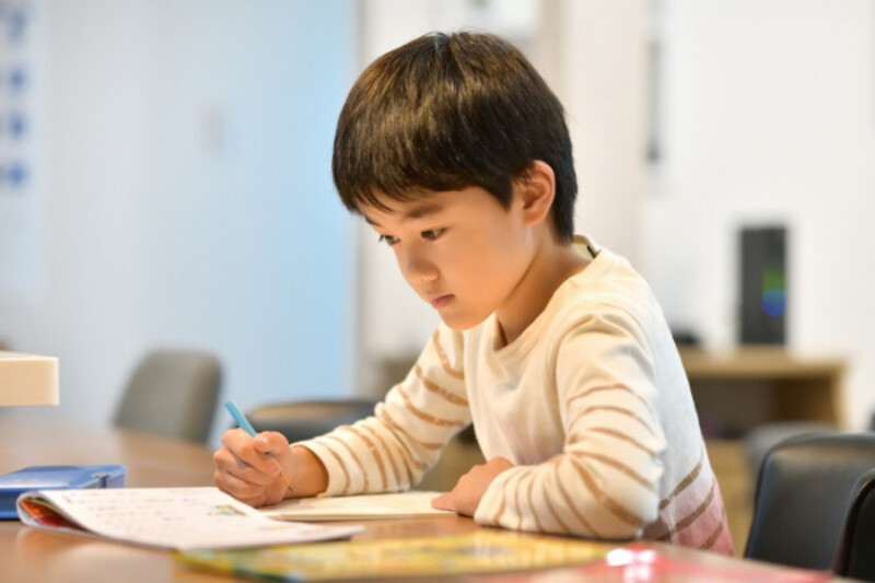 Hướng dẫn bé chủ động học tập. (Ảnh: Báo Giao Thông)