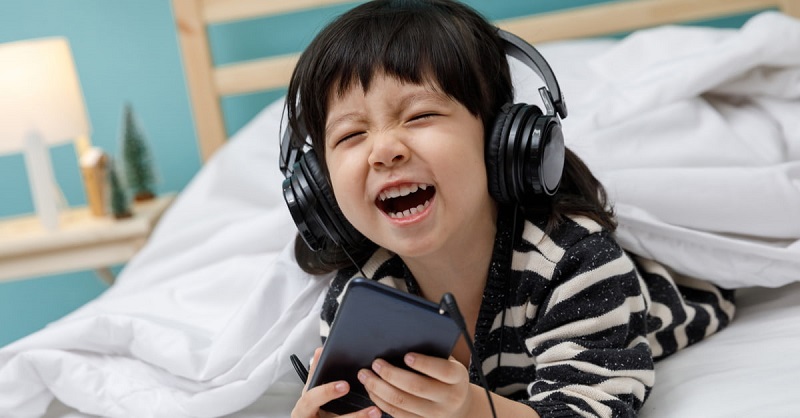 Bài hát tiếng Anh đem lại hứng thú học cho trẻ. (Ảnh: Shutterstock.com)