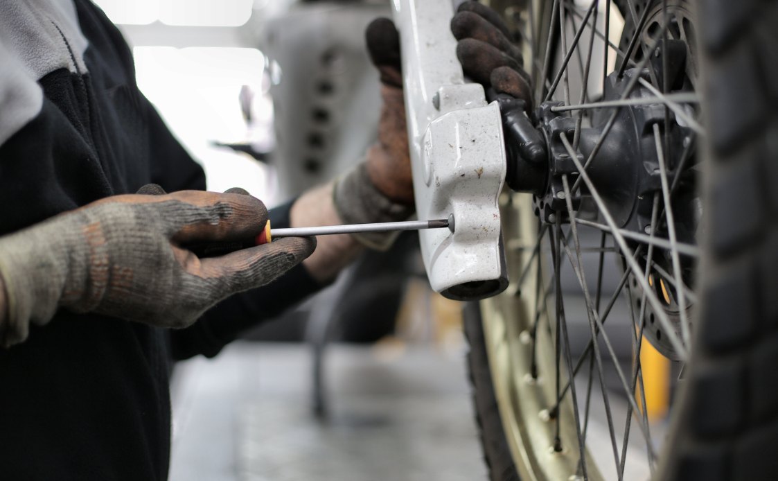 Khi dùng tua vít để vặn ốc, tay của chúng ta đã tác dụng lên tua vít một ngẫu lực. (Ảnh: Sưu tầm Internet)