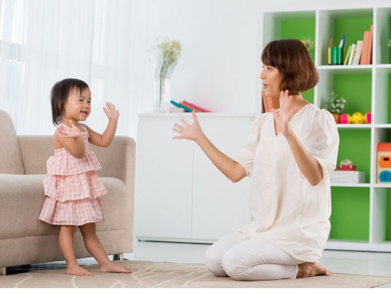 Cha mẹ siêng năng giao tiếp tiếng Anh với con để bé có cơ hội được thực hành. (Ảnh: Sưu tầm Internet)