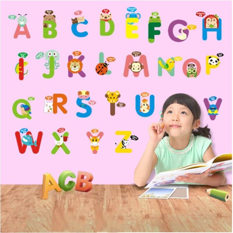 Việc học trên sách vở dễ khiến con cảm thấy nhàm chán. (Ảnh: Shopee)