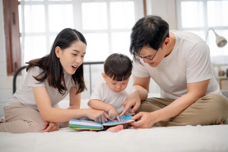 Sự đồng h&agrave;nh của phụ huynh rất quan trọng với qu&aacute; tr&igrave;nh học tiếng Anh c&ugrave;ng b&eacute; (Ảnh: Sưu tầm internet)