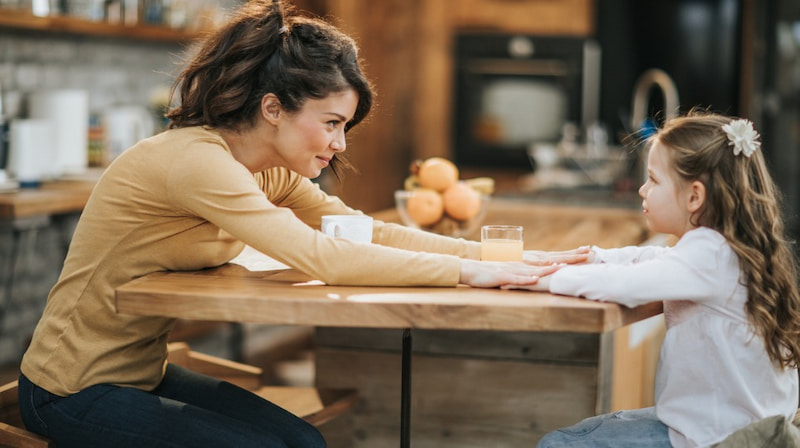 Cha mẹ cần giúp con ý thức rằng, con không còn là một em bé nữa, bắt đầu hướng dẫn và giúp con làm quen với những công việc cá nhân. (Ảnh: Sưu tầm Internet)