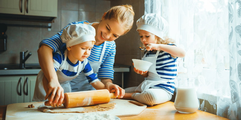 Dạy con tự lập là một bài toán hai chiều, cần có sự kiên trì, đồng hành, kiên nhẫn và tin tưởng của ba mẹ. (Ảnh: Sưu tầm Internet)