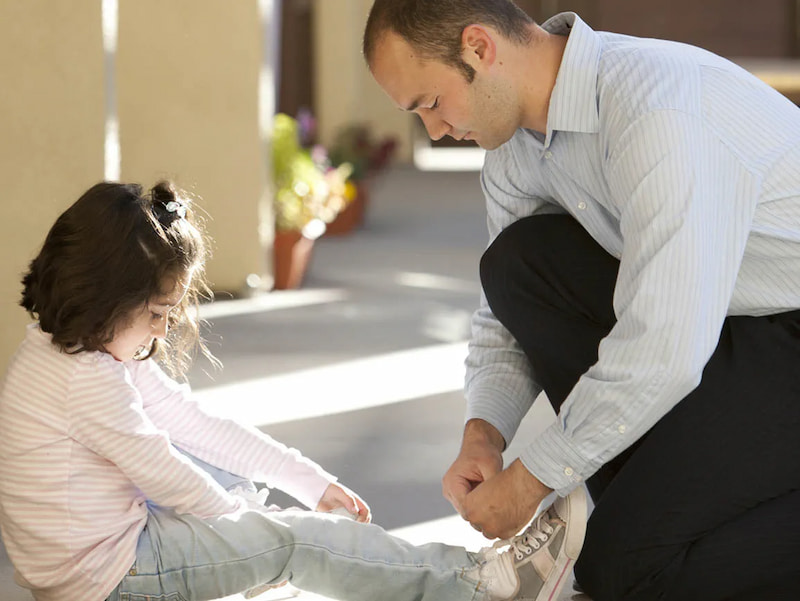 Sự nuông chiều và bảo vệ quá mức từ ba mẹ khiến con đánh mất sự chủ động cần có, luôn phụ thuộc vào người khác. (Ảnh: Sưu tầm Internet)