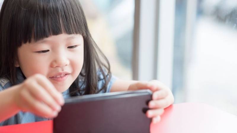 Con cần sử dụng thiết bị điện tử đúng cách để tránh gây hại. (Ảnh: Sưu tầm Internet)