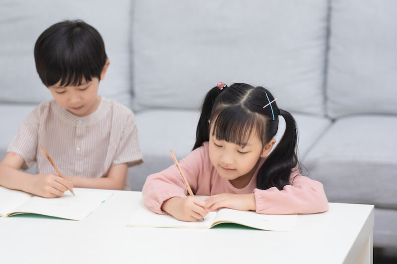 Phương pháp Montessori chủ yếu dựa vào cảm giác và tôn trọng cá tính riêng của trẻ. (Ảnh: Sưu tầm Internet)