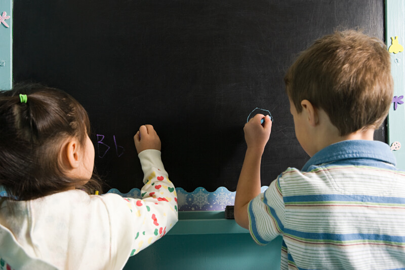 Với Montessori các bạn trong lớp có thể giúp đỡ lẫn nhau. (Ảnh: Sưu tầm Internet)