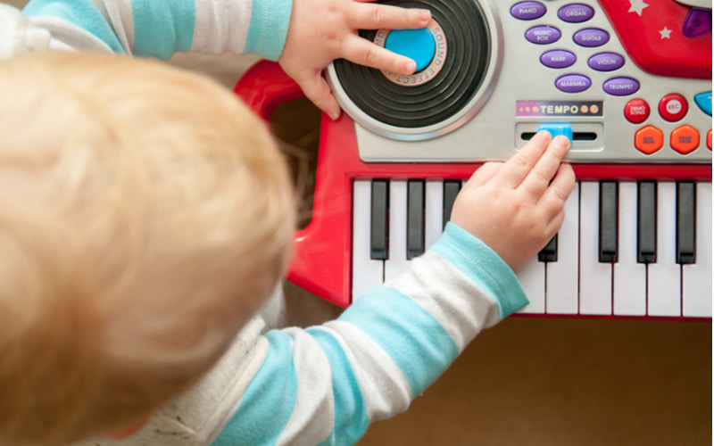 Nên chọn đàn với kích thước phù hợp cơ thể, độ tuổi trẻ. (Ảnh: Shutterstock.com)