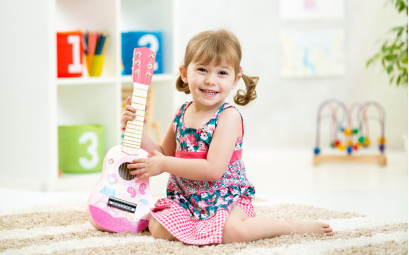 Mẫu đàn Ukulele cho trẻ 1 tuổi. (Ảnh: Shutterstock.com)