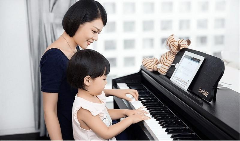 Việc dạy đàn cho bé 2 tuổi là rất phù hợp. (Ảnh: Sưu tầm Internet)