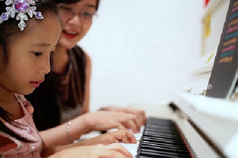 Phụ huynh nên cho trẻ tiếp xúc với âm nhạc càng sớm càng tốt. (Ảnh: Sưu tầm Internet)