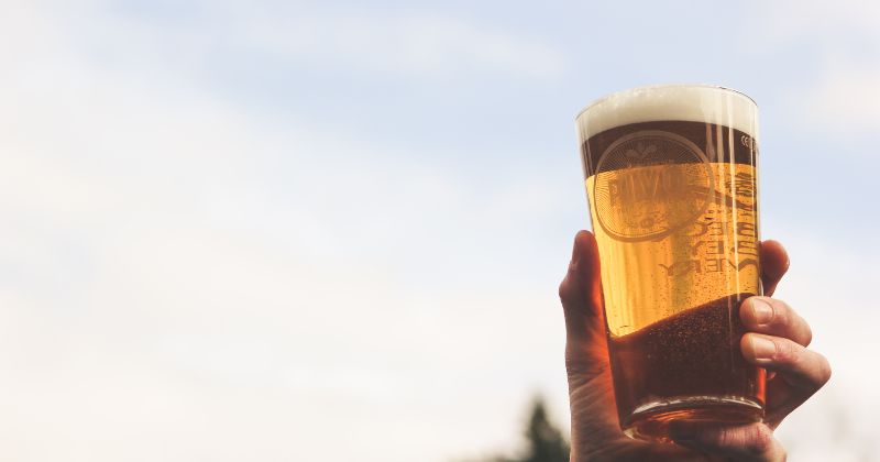 Mẹ sau sinh đang cho con bú không nên uống bia (Ảnh: Sưu tầm Internet)