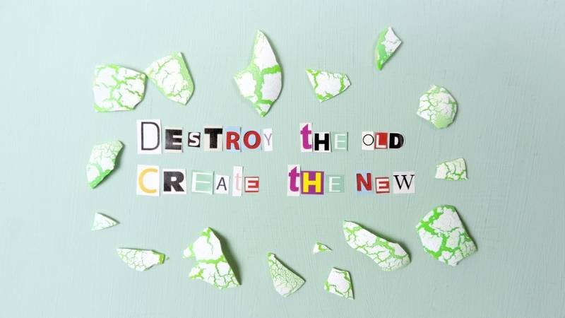 Động từ destroy có nghĩa là gì? (Ảnh: Shutterstock.com)