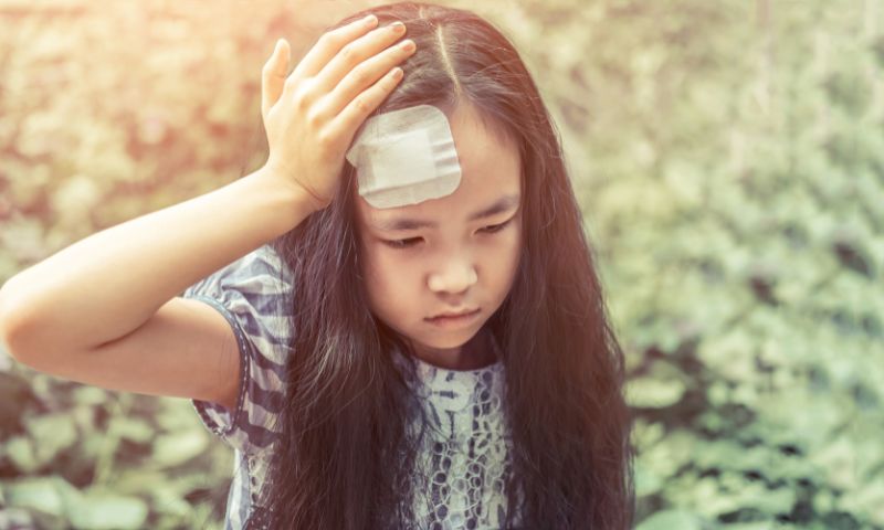 Sơ cứu khi trẻ bị ngã đập đầu nhẹ. (Ảnh: Nguồn Internet)