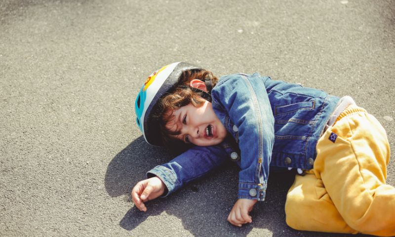 Mặc đồ bảo hộ cho bé khi hoạt động thể thao. (Ảnh: Nguồn Internet)