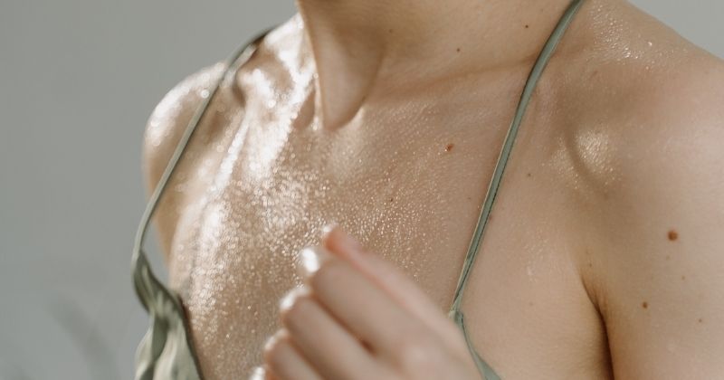 Stress khiến mẹ ra mồ hôi nhiều ban đêm (Ảnh: Sưu tầm Internet)