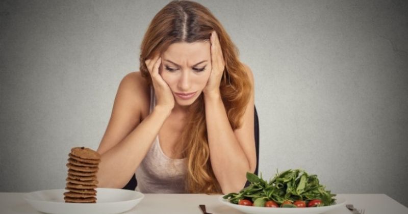 Stress sau sinh khiến mẹ chán ăn, kém ăn, ăn không ngon miệng ( Ảnh: Sưu tầm Internet)