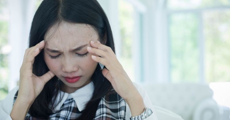 Mẹ bị stress thường xuyên có cảm giác đau nửa đầu (Ảnh: Sưu tầm Internet)