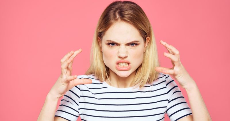 Có suy nghĩ làm hại bản thân và con là dấu hiệu đáng báo động (Ảnh: Sưu tầm Internet)