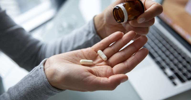 Điều trị trầm cảm sau sinh bằng thuốc (Ảnh: Sưu tầm Internet)