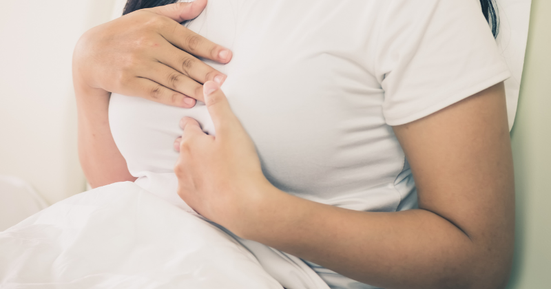 Vệ sinh ngực sạch sẽ trước và sau khi cho con bú giúp ngừa viêm (Ảnh: Sưu tầm Internet)