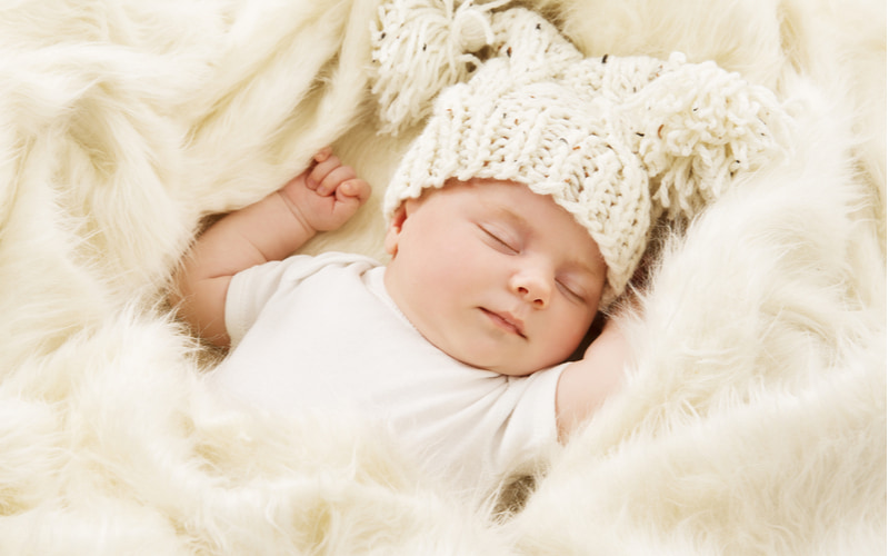 Ba mẹ có thể bắt đầu dạy bé từ 1 tháng tuổi. (Ảnh: Shutterstock.com)