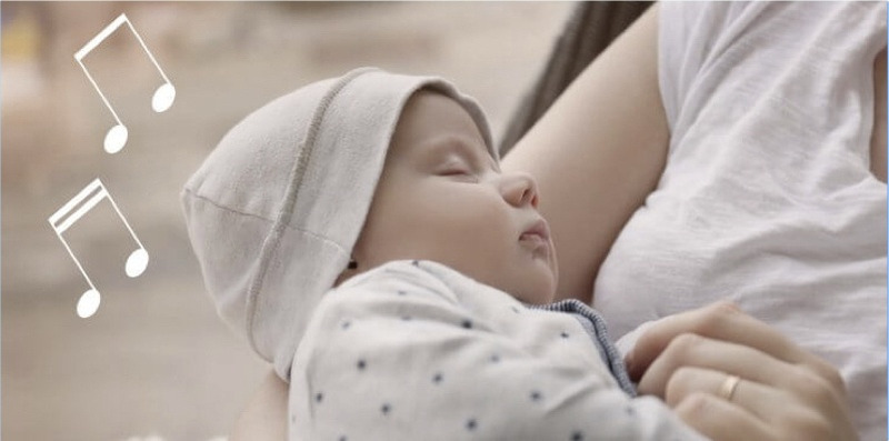 Mẹ có thể ôm bé, cùng bé nghe nhạc. (Ảnh: Sưu tầm Internet)