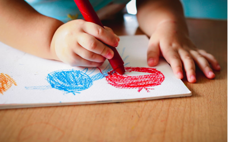 Ba mẹ có thể cho trẻ vẽ theo chủ đề yêu thích của con. (Ảnh: Shutterstockl.com)