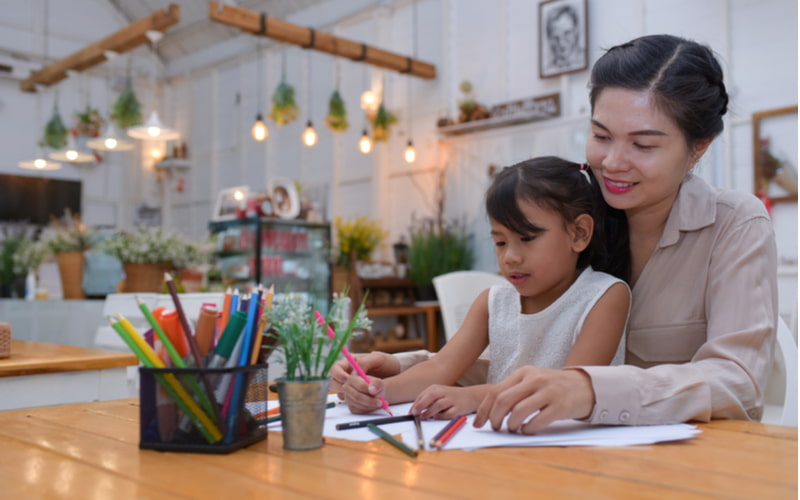 Cha mẹ nên bên cạnh để cùng bé tạo ra những tác phẩm tuyệt vời nhất. (Ảnh: Shutterstock.com)