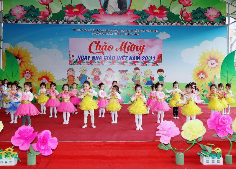 Ba mẹ và thầy cô nên cho bé kết hợp múa hát. (Ảnh: Sưu tầm Internet)