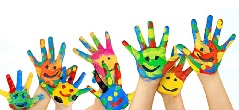 Xung quanh bé có rất nhiều màu sắc khác nhau.(Ảnh: Sưu tầm Internet)