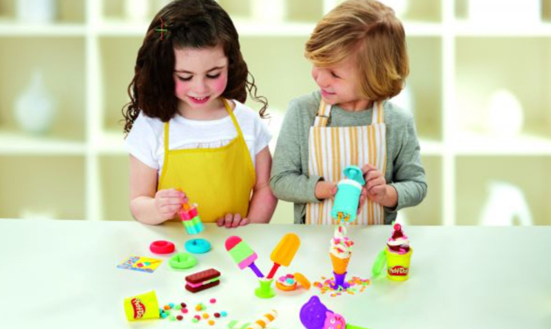 Nặn đất màu là một trong những hoạt động học màu sắc bổ ích. (Ảnh: Sưu tầm Internet)