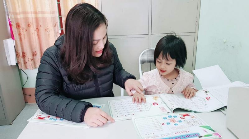 Dạy con học bắt đầu từ những từ ngữ đơn giản, dễ nhớ. (Ảnh: Sưu tầm Internet)