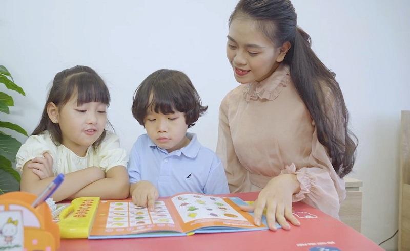 Cha mẹ hãy kiên nhẫn và không quát mắng khi dạy con học. (Ảnh: Sưu tầm Internet)