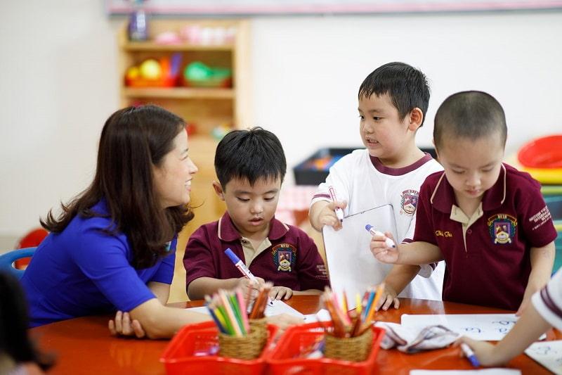 Hãy để trẻ vừa học vừa chơi điều này sẽ giúp con tiếp thu bài nhanh. (Ảnh: Sưu tầm Internet)