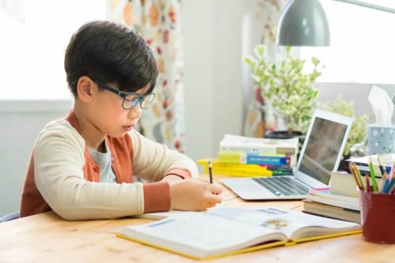 Bé phải tập viết chữ cái từ sớm dù chưa sẵn sàng. (Ảnh: Denlednhat.com)