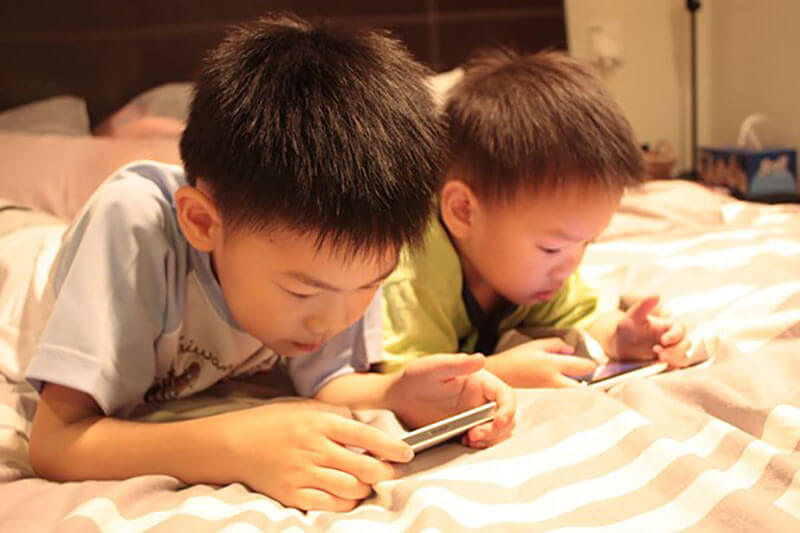 Bé đã hình thành thói quen dùng thiết bị điện tử mỗi ngày. (Ảnh: Webtretho.com)