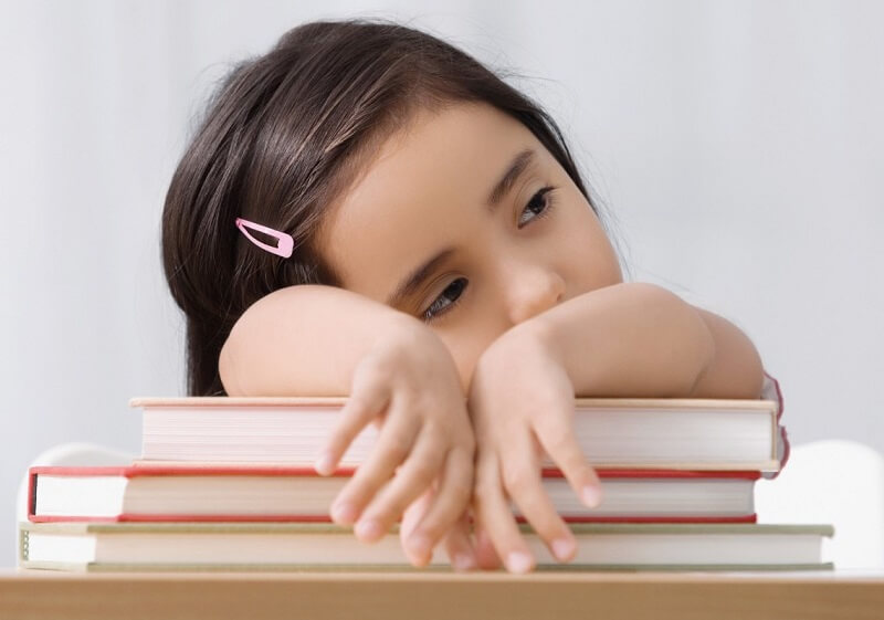 Bé cảm thấy nhàm chán vì mãi tiếp xúc con chữ. (Ảnh: Hocmai.vn)